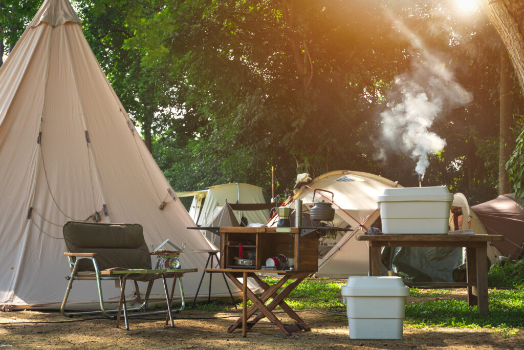 Namiot zapewnia schronienie i ochronę przed warunkami atmosferycznymi.